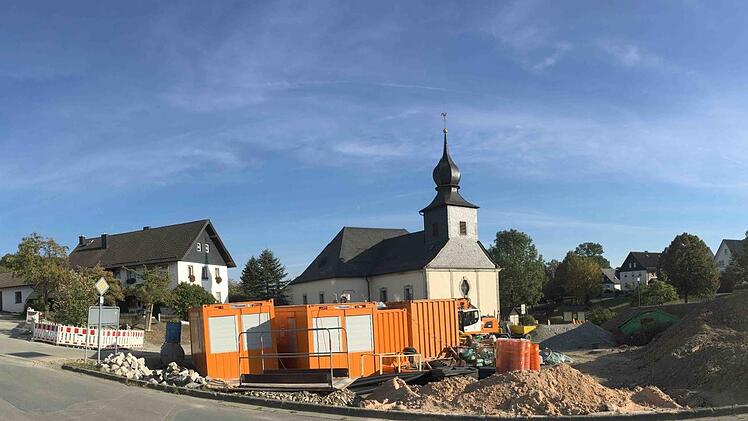 Beim Kirchenumfeld in Neuengrün gehen die Arbeiten gut voran.Stadt Wallenfels