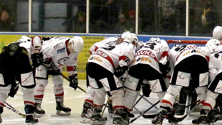 Zum vermutlich letzten Mal in dieser Saison werden sich die Haßfurter Hawks kurz vor dem Anpfiff der Heimpartie gegen die "Wild Lions" des ERSC Amberger (Sonntag, 18 Uhr) gegenseitig einschwören. Mit einem Sieg soll die Sommerpause eingeleitet werden, nachdem die Chancen auf den Aufstieg nur noch theoretische Natur sind.  Foto: Ralf Naumann