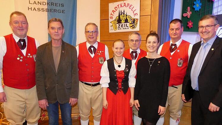 Der Vorsitzende der Stadtkapelle Zeil, Norbert Strätz (links), und NBMB-Kreisvorsitzender Peter Detsch (rechts) freuten sich, verdiente Mitglieder für ihre jahrzehntelanges Wirken auszeichnen zu dürfen: (ab zweiter von links) Günther Strätz, Gerhard Kernwein, Simone Herrnleben, Dietmar Herrnleben, Svenia Marquardt und Joachim Fest.