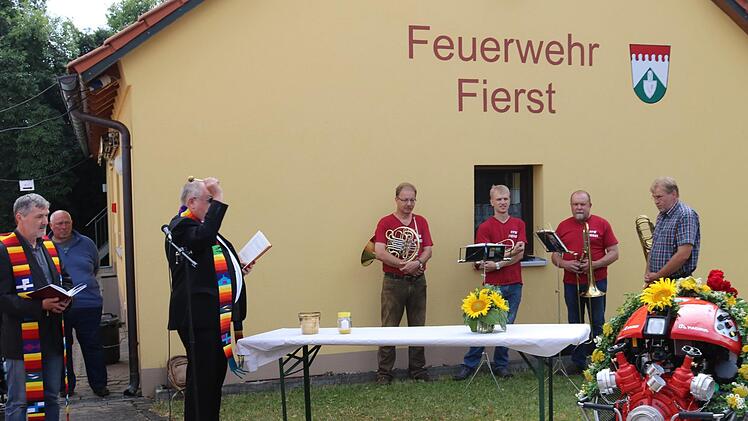 Pfarrer Bernd Grosser und Pater Rudolf Theiler segneten die neue Tragkraftspritze der L&ouml;schgruppe Fierst, sowie die Feuerwehrleute.