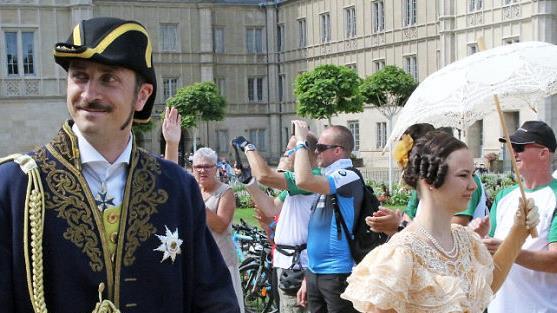 Im Schützen-Auszug auf dem Schlossplatz: Wegen der BR-Radltour wählten die Schützen für ihren Auszug eine andere Route als sonst. Foto: Wolfgang Desombre/CT-Archiv
