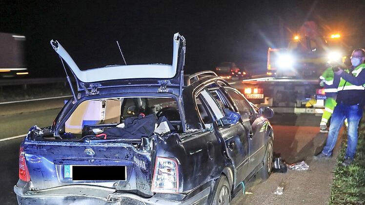 Ein Pkw-Fahrer wurde bei einem Verkehrsunfall auf der A7 bei Elfershausen schwer verletzt.