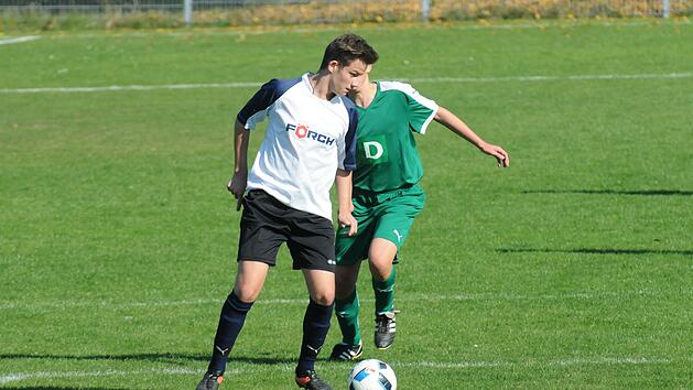 Yannik Schmitt hat schon in der Jugend f&uuml;r den in der Jugend des SV Aura gespielt. Jetzt hofft der 18-J&auml;hrige auf noch mehr Spiele im M&auml;nnerbereich. Foto: ssp