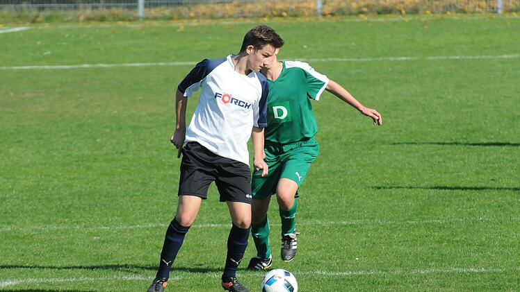 Yannik Schmitt hat schon in der Jugend für den in der Jugend des SV Aura gespielt. Jetzt hofft der 18-Jährige auf noch mehr Spiele im Männerbereich. Foto: ssp