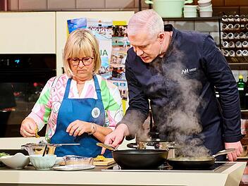 Anja Kramer steht bei Chefkoch-TV am Herd und strebt mit ihren Lecker-und-günstig-Rezepten nach dem Wochensieg. Sternekoch Alexander Herrmann gibt Tipps.