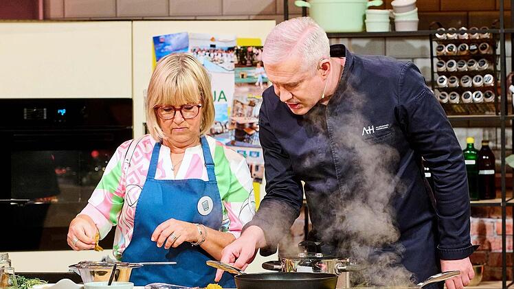 Anja Kramer steht bei Chefkoch-TV am Herd und strebt mit ihren Lecker-und-günstig-Rezepten nach dem Wochensieg. Sternekoch Alexander Herrmann gibt Tipps.