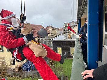 Da kommt der Nikolaus geklettert: Höhenretter seilen sich vor Kinderklinik ab und bringen Kindern Geschenke
