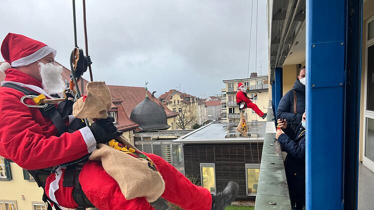 Da kommt der Nikolaus geklettert: Höhenretter seilen sich vor Kinderklinik ab und bringen Kindern Geschenke