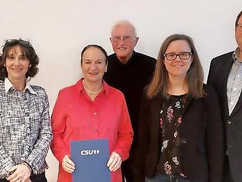 Ehrungen für verdiente Mitglieder beim CSU-Ortsverband Johannisthal; unser Bild zeigt (von links) Bürgermeister Bernd Rebhan, Ortsvorsitzende Barbara Richter, Christa Höfner, Ludwig Blomenhofer, Landtagskandidatin Stefanie Kaiser und Kreisvorsitze...