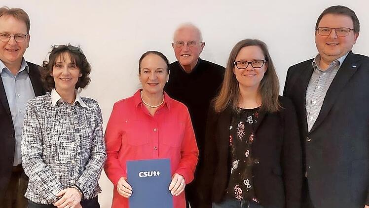 Ehrungen für verdiente Mitglieder beim CSU-Ortsverband Johannisthal; unser Bild zeigt (von links) Bürgermeister Bernd Rebhan, Ortsvorsitzende Barbara Richter, Christa Höfner, Ludwig Blomenhofer, Landtagskandidatin Stefanie Kaiser und Kreisvorsitze...