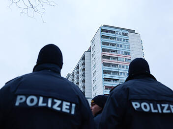 Feuerl&ouml;scher-Wurf aus N&uuml;rnberger Hochhaus - Polizei befragt Anwohner