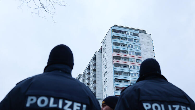 Feuerl&ouml;scher-Wurf aus N&uuml;rnberger Hochhaus - Polizei befragt Anwohner