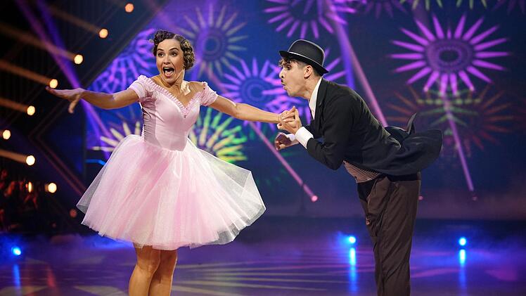 Ist es Charlie Chaplin? Nein, the "Dancing Dentist" Alexandru Ionel beim Slapstick-Charleston-Samba-Slowfox-Freestyle mit  mit Renata Lusin.