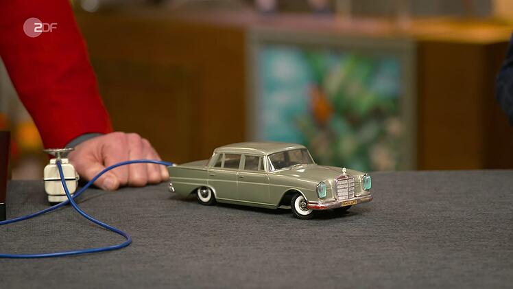 Ein Spielzeugauto (Mercedes 220) mit elektrischer Fernbedienung von der Firma GAMA aus Fürth stammte laut Detlev Kümmel von 1964 bis 1968. Gewünscht wurden 30 Euro für die Kindheitserinnerung. Doch Kümmel schätzte 80 bis 100 Euro, "denn der Zustand ist außergewöhnlich gut". Jan Cizek zahlte 200 Euro.