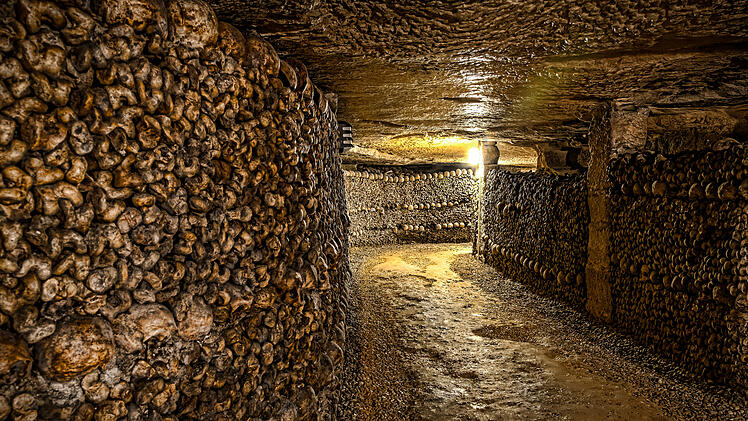 Katakomben Paris Frankreich Catacombs Sch&auml;del Knochen Gebeine Sch&auml;delwand Knochenwand Ossarium Untergrund Unterirdisch Tunnel Labyrinth Stollen Steinbruch Totenstadt Reich Der Toten Geschichte Umbettung Friedh&ouml;fe 18 Jahrhundert Dunkelheit Stille Beklemmend Atmosph&auml;re G&auml;nsehaut Unheimlich Dark Tourism Horror Reiseziele Europa Gruselige Orte Sehensw&uuml;rdigkeit Fotomotiv F&uuml;hrung Reise Inspiration