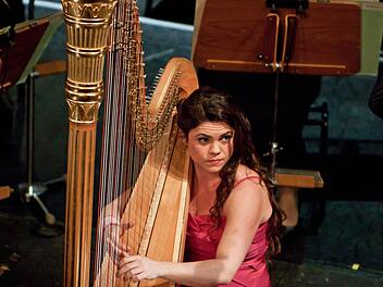 Gleich drei Solisten aus den Reihen des Philharmonischen Orchesters präsentierten sich beim Sinfoniekonzert im Landestheater, darunter auch die Harfenistin Melanie Alban. Fotos: Jochen Berger