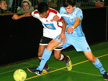 Zwei große Vereinsnamen trafen letztes Jahr im Spiel um Platz fünf aufeinander. Dino Kardovic vom 1. FC Nürnberg und Jakob Hinder vom TSV 1860 München kämpfen um den Ball. Foto: Krumpholz
