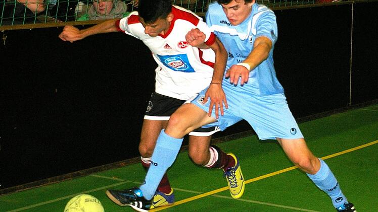 Zwei große Vereinsnamen trafen letztes Jahr im Spiel um Platz fünf aufeinander. Dino Kardovic vom 1. FC Nürnberg und Jakob Hinder vom TSV 1860 München kämpfen um den Ball. Foto: Krumpholz