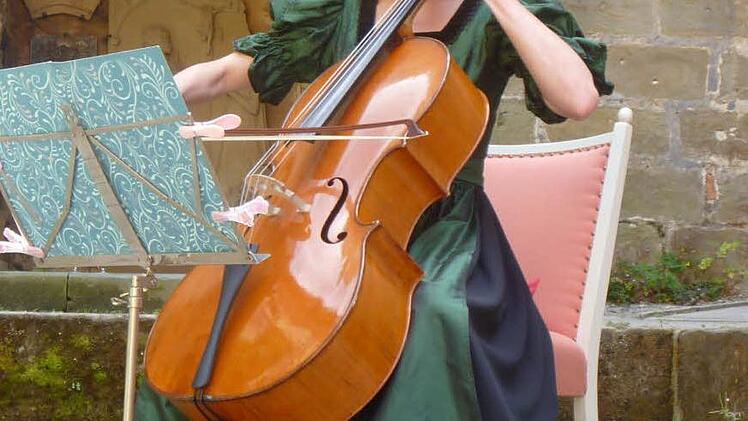 Begleitet von einer Cellistin kam Leonie Schwandt als Schwan auf die Bühne.