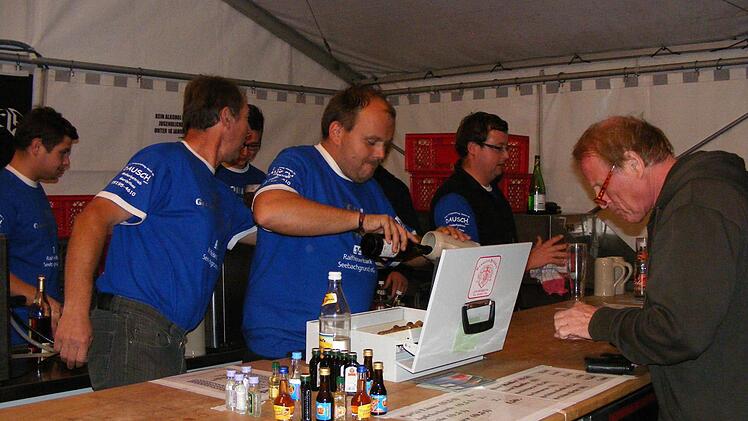 Insgesamt 60 freiwillige Helfer waren täglich im Einsatz - viele von ihnen hinter den Bars.