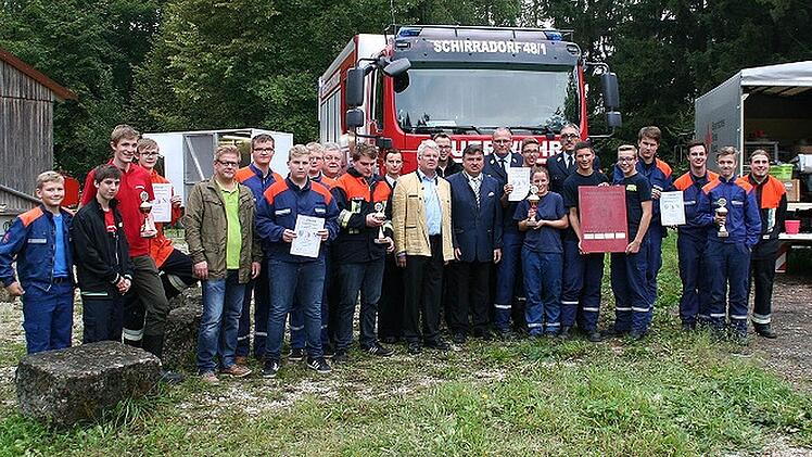 Die Gewinner und Ehrengäste des Feuerwehr-Jugendleistungsmarsches in Schirradorf. Foto: Katharina Müller-Sanke