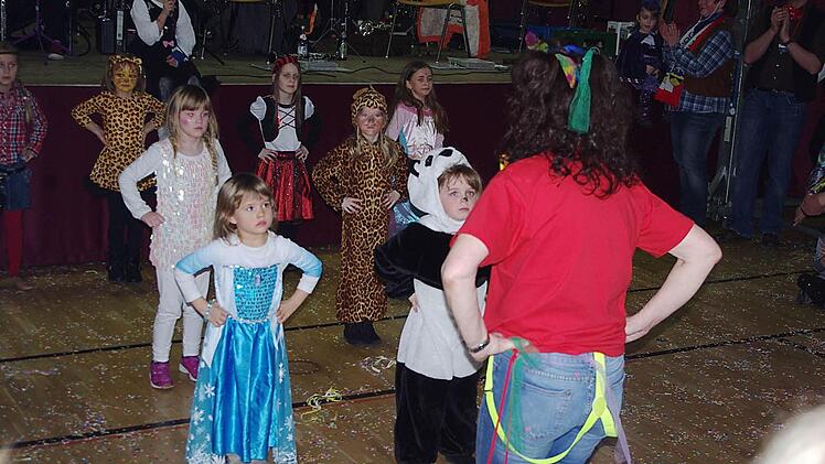Die Kinderturngruppe des TSV Steinberg tanzte zum Tophit "Atemlos". Foto: Heike Schülein