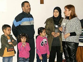 Familie Madani gelang unter dramatischen Bedingungen die Flucht aus Syrien. In Eltmann werden sie von Siza Zaby unterstützt (rechts), die ebenfalls aus Syrien stammt und am Sonntag übersetzte.