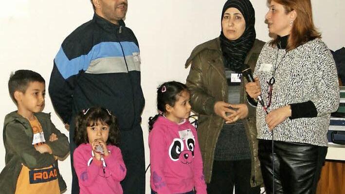 Familie Madani gelang unter dramatischen Bedingungen die Flucht aus Syrien. In Eltmann werden sie von Siza Zaby unterstützt (rechts), die ebenfalls aus Syrien stammt und am Sonntag übersetzte.