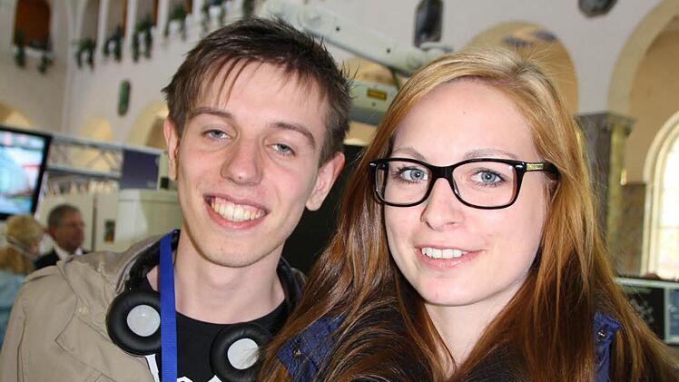 Durch einen Ausflug ihres Bildungsträgers sind Daniela England aus Hetzlos und Julian Seufert aus Aura auf die Gesundheitstage geraten. "Wir schauen quer Beet, von chinesischer Medizin bis zu den einzelnen Kliniken", sagt der 19-jährige Julian. Zudem haben beide getestet, wie gut ihre Gelenke sind. Weil sie beide schon eine Ausbildungsstelle haben, nutzten sie das "Speed-Dating Gesundheitsberufe" nicht. Foto: Ralf Ruppert