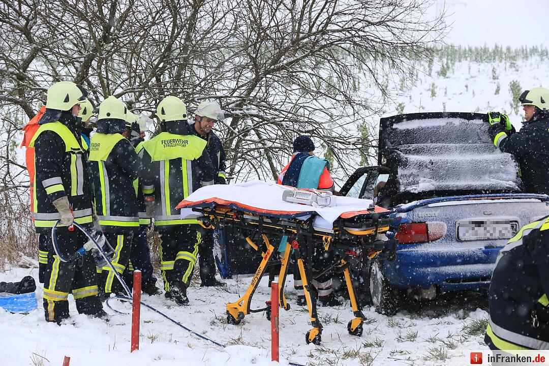 Auto ruscht bei Amlingstadt in den Graben