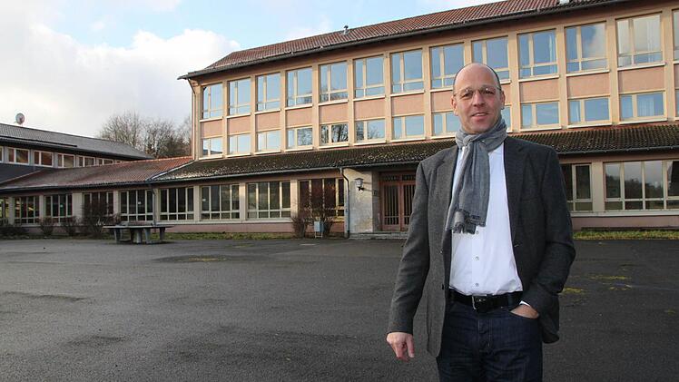 In die Jahre gekommen ist die Grundschule in Wildflecken, die im kommenden Jahr generalsaniert wird. Schon 2014 stellte sich Bürgermeister Gerd Kleinhenz hinter die Schulsanierung. Foto: Ulrike Müller/Archiv
