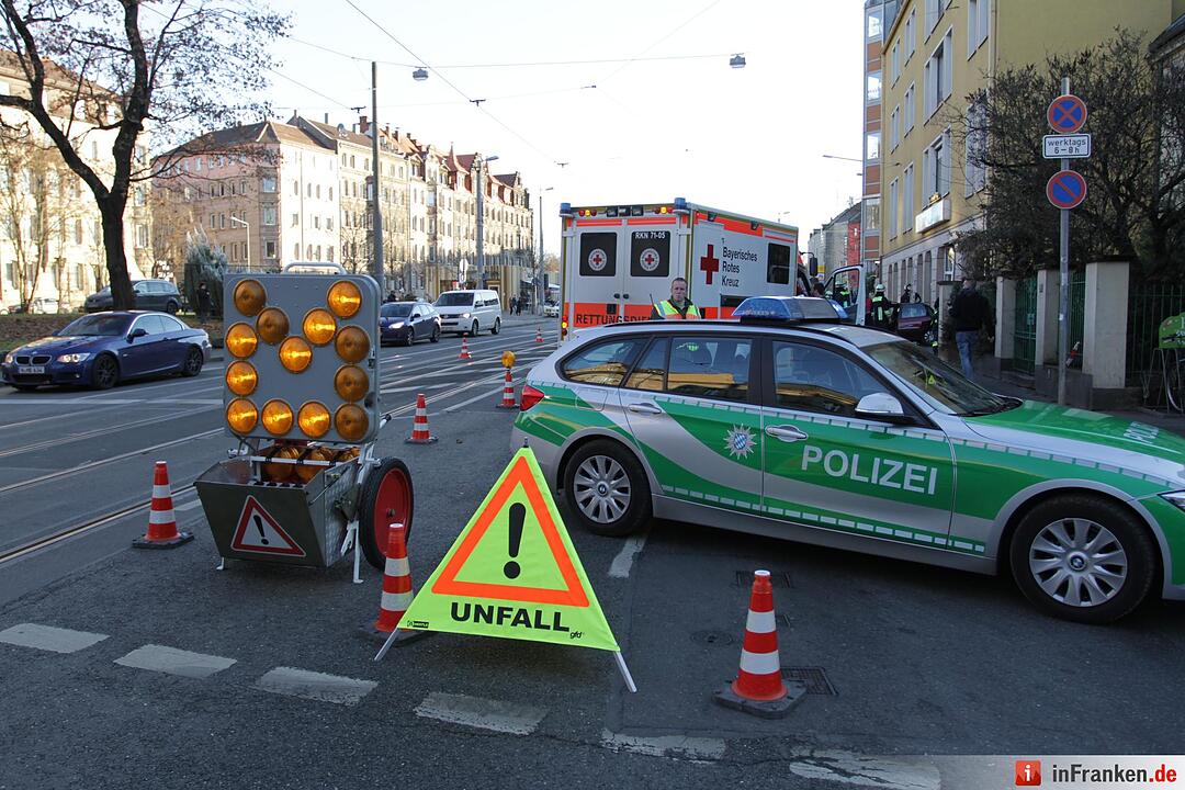 Auto kracht rückwärts in Reformhaus