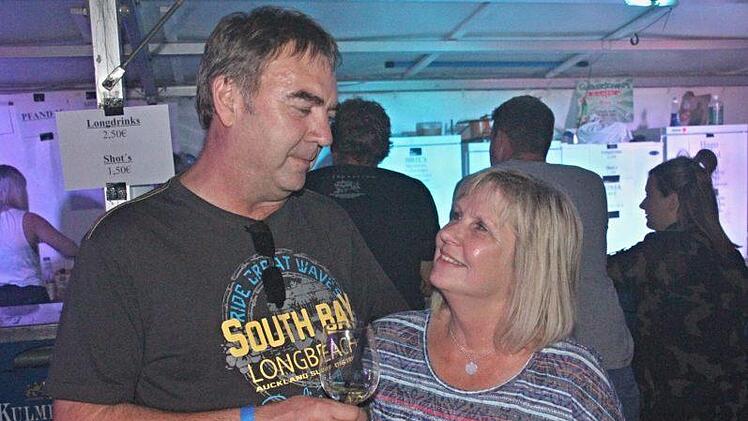 Jürgen und Bärbel Hertrampf aus Ebern hatten ihren Spaß bei der Ü30-Party in Hafenpreppach, wo Lieder auch Lieder aus ihrer Jugendzeit gespielt wurden. Foto: Helmut Will