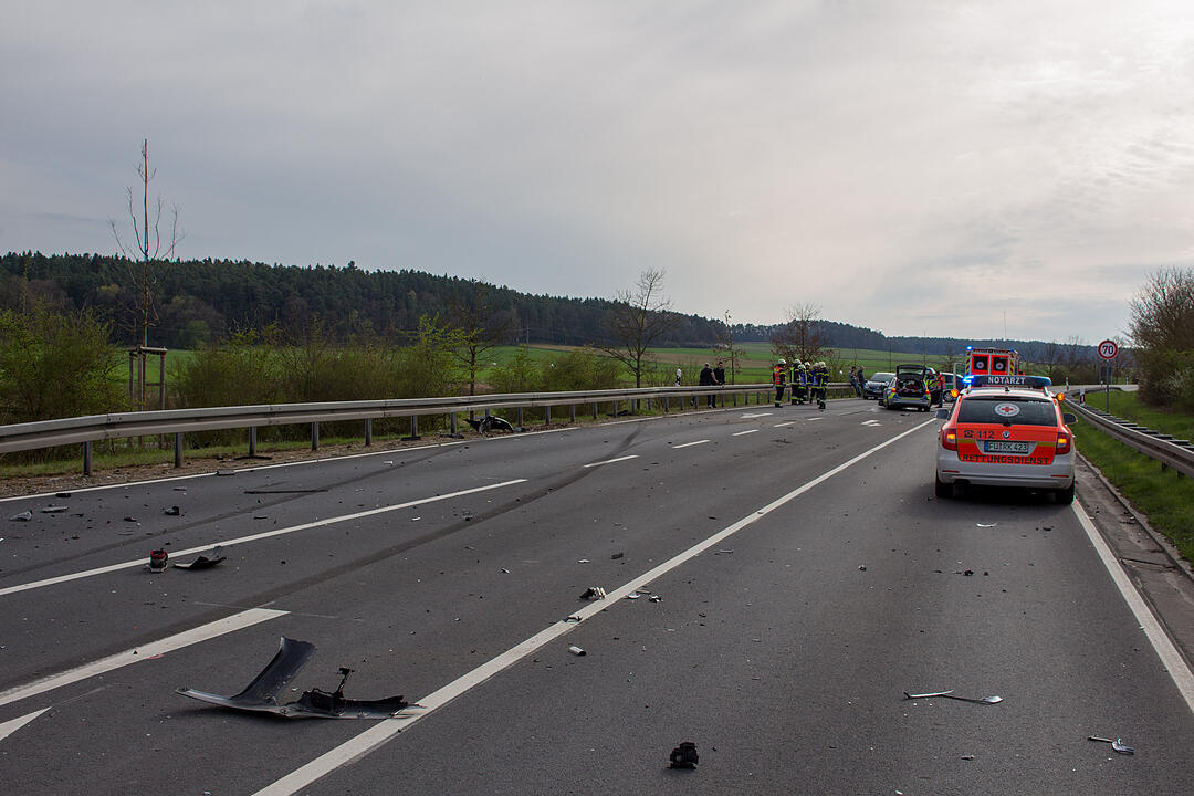 Tödlicher Unfall bei Zirndorf: Motorradfahrer stirbt nach Kollision mit Polizeiauto