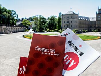 "Ihr spielt die Musik" lautet das Motto beim ersten "Symphonic Mob" Bayerns, der am Samstag auf dem Coburger Schlossplatz stattfindet. Der Auftritt beginnt um 15.30 Uhr und ist mithin rechtzeitig vor dem Anpfiff des WM-Vorrundenspiels der DFB-Elf am Abend beendet.Jochen Berger