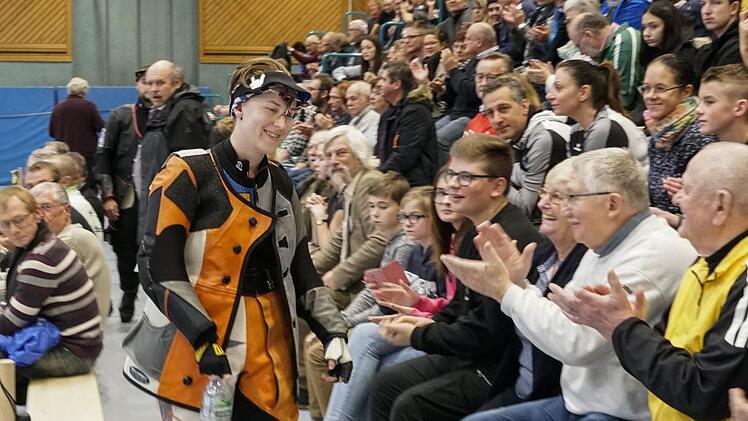 Erleichterung pur bei Sabrina H&ouml;&szlig;l (links) und den Zuschauern nach ihrem knappen Sieg gegen den Niederlauterbacher Maximilian Dallinger.