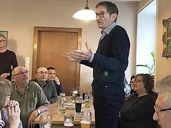 Richard Drexl (stehend), Päsident des Bayerischen Soldatenbundes, war zu Gast beim Kameradschaftsabend in Aisch. Foto: privat