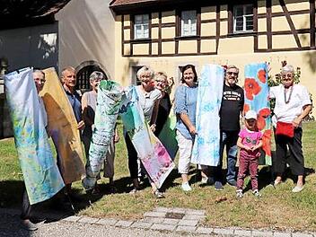 Mitglieder des Kunstvereins mit den selbst gestalteten Lampions, die am Samstag den Weg zum Schlossgartenfest beleuchten Foto: J. Blum