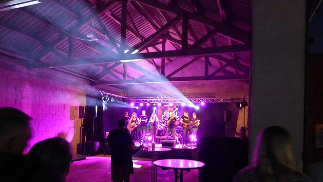 Dorfparty mit den "Chili Roses" Foto: privat