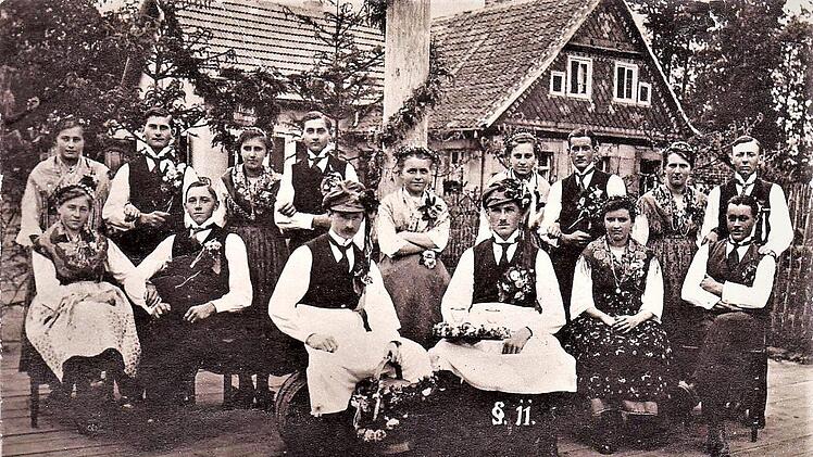 Die Haßlacher Kirchweihgesellschaft von 1920 (hinten v. l.): Barbara Raab, Nikol Detsch, Barbara Doppel, Lorenz Detsch, Marie Wich, Gretel Raab, Franz Herrmann, Marie und Heinrich Hoh sowie (vorne, v. l.) Margarete und Josef Kestel, Georg Raab, Georg und Marie Doppel sowie Georg Zinner.  Repros: Gerd Fleischmann