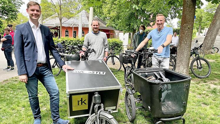 B&uuml;rgermeister und Mobilit&auml;tsreferent Jonas Gl&uuml;senkamp, Ralph Kilian und der stellvertretende ADFC-Bayern-Vorsitzende Christian Hader haben ein Faible f&uuml;r&rsquo;s Lastenrad.
