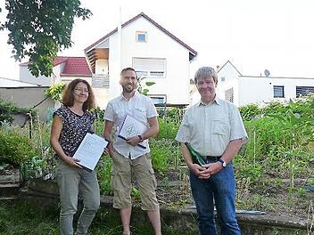 Bei der Begehung des Gartens in der Gartenstraße 9 (von links): Sigrun Hannemann, Matthias Scholz und Manfred Welker. Die Juroren konnten auch den Apfelsaft verkosten, der aus den Früchten des Gartens gepresst wurde.