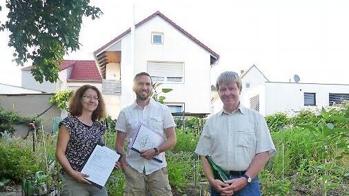 Bei der Begehung des Gartens in der Gartenstraße 9 (von links): Sigrun Hannemann, Matthias Scholz und Manfred Welker. Die Juroren konnten auch den Apfelsaft verkosten, der aus den Früchten des Gartens gepresst wurde.