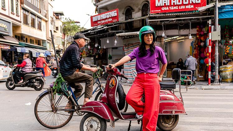 Wie ist es mit einem Moped durch die Millionenstadt Hanoi zu d&uuml;sen? Mai Thi Nguyen-Kim hat es ausprobiert.