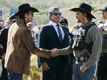 Kayce Dutton (Luke Grimes, rechts) trifft bei einer Veranstaltung Mo (Mo Brings Plenty, links) und Thomas Rainwater (Gil Birmingham) wieder.