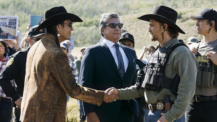 Kayce Dutton (Luke Grimes, rechts) trifft bei einer Veranstaltung Mo (Mo Brings Plenty, links) und Thomas Rainwater (Gil Birmingham) wieder.