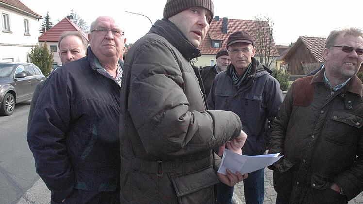 Im Gemeindeteil Marbach hat sich die Durchgangsstraße zu einer Rennstrecke entwickelt. Eine Schikane soll das Rasen verhindern.