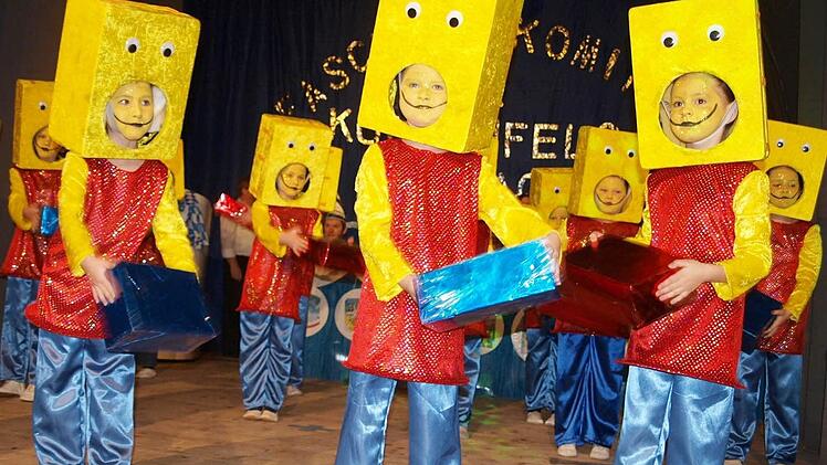 Die aufwändig kostümierte Rasselbande bot mit ihrem Lego-Tanz ein buntes Bild.  Foto: Thomas Weichert