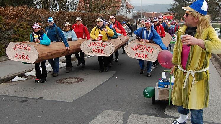 Rosenmontagszug in Stangenroth. Foto: Sigismund von Dobschütz