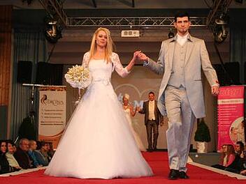 Sich einmal im Leben wie eine Prinzessin fühlen, ist der Traum jeder jungen Frau. Herrliche Brautroben zum schönsten Tag im Leben lassen diesen Traum Wirklichkeit werden. Fachgeschäfte bieten vom Kleid bis zu den Dessous, vom Haarschmuck bis zu den Schuhen alles an, was Braut und Bräutigam für ihr großes Fest brauchen. Brautmodenschauen sind eine gute Gelegenheit, sich mit Brautmoden eingehend zu befassen. Nicht vergessen, denn das soll Glück bringen: Die Braut muss etwas Altes, etwas Neues u...